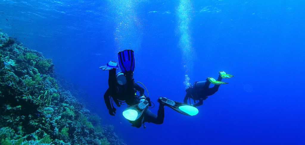 why scuba divers fall backward